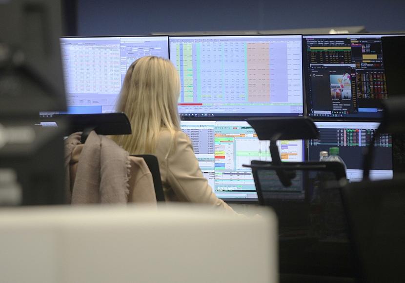 Dax hält sich am Mittag im Plus - Trump-Putin-Gipfel im Fokus