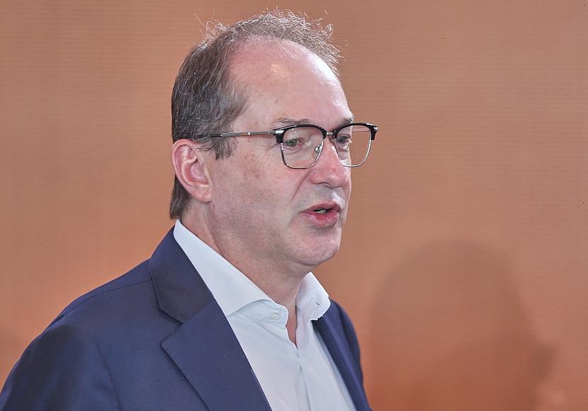 Dobrindt kritisiert Debatte über Kosten von Verbeamtungen