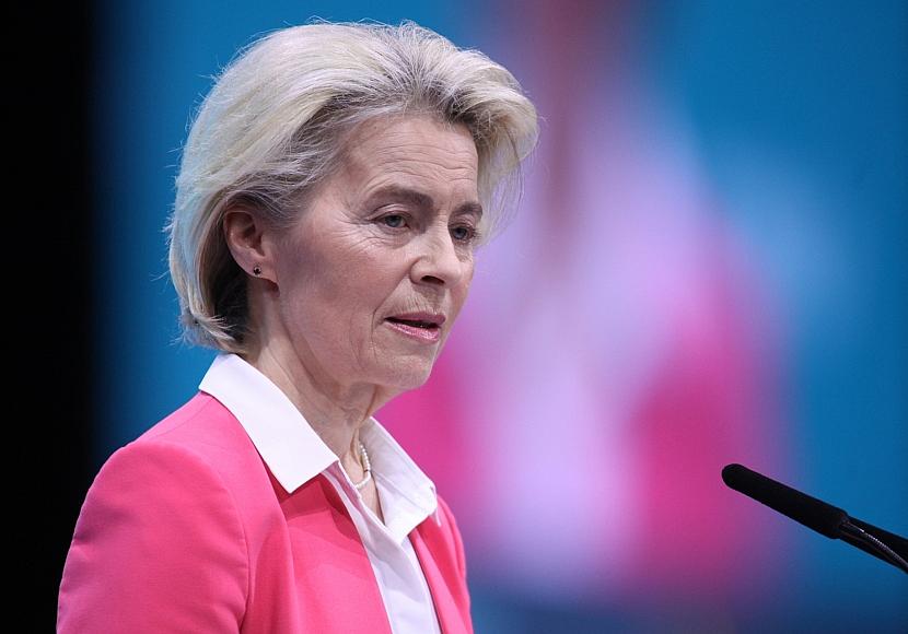Berichte: Mutmaßlicher Stör-Angriff auf Flugzeug mit von der Leyen