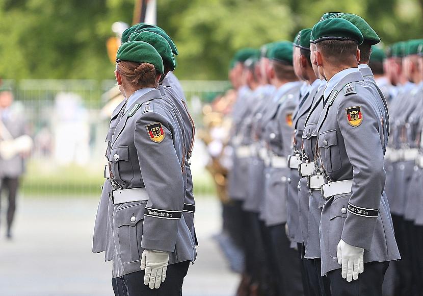 Wehrbeauftragter will Pflichtdienst auch für Frauen