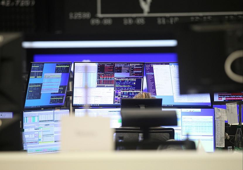 Dax startet leicht im Plus - Nervosität am Rentenmarkt steigt