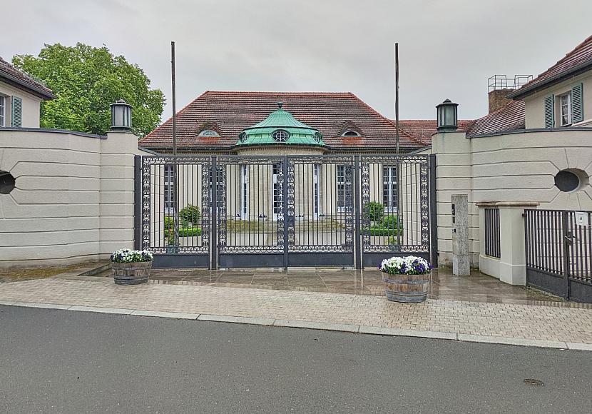 Polizeieinsatz wegen umstrittenem Influencer an Potsdamer Villa