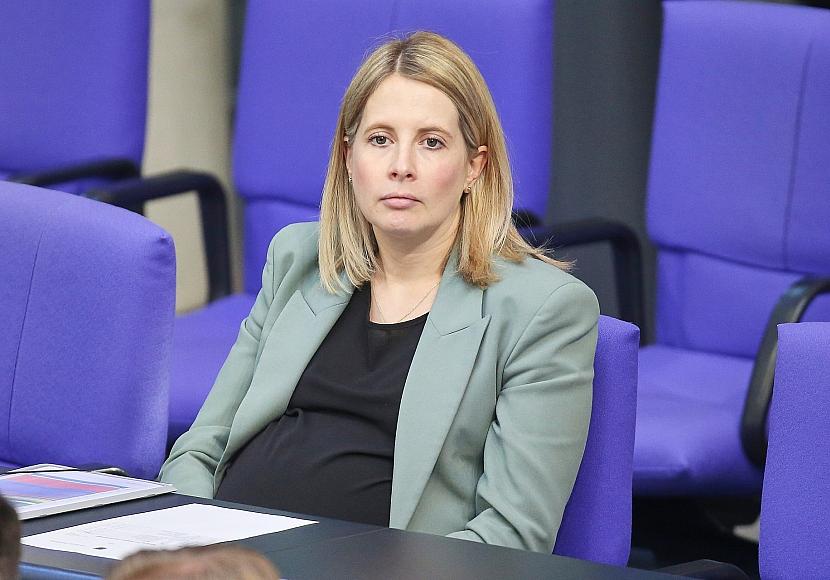 Hubertz will nicht mit Baby im Bundestag reden