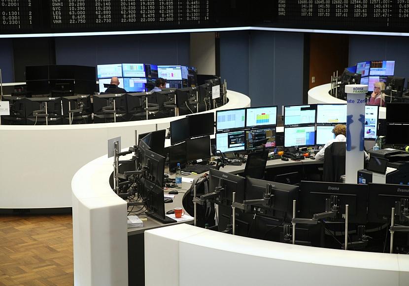 Dax schließt im Plus - Blicke richten sich auf Shutdown-Abstimmung