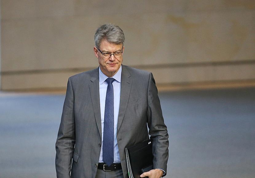 Schnieder sagt Millionenförderung für strombasierte Kraftstoffe zu