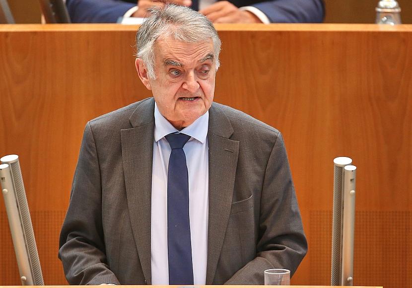 Reul drängt auf mehr Maßnahmen für Sicherheit im Fußball