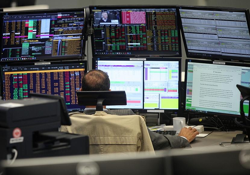 Dax startet im Plus - Anleger warten ab