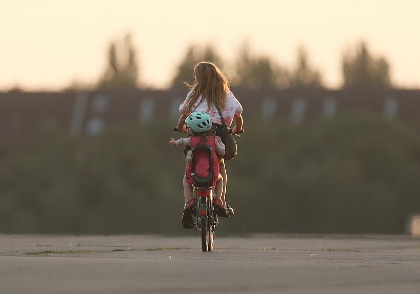 Studie: Finanzielle Sorgen belasten Eltern in Erziehungsrolle