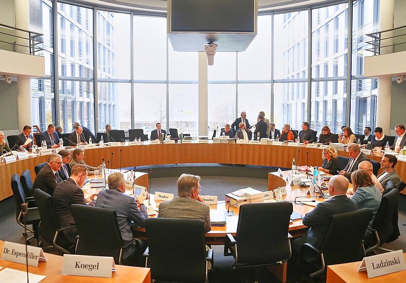 Haushälter sehen Probleme bei Kontrolle von Bundeswehr-Beschaffungen