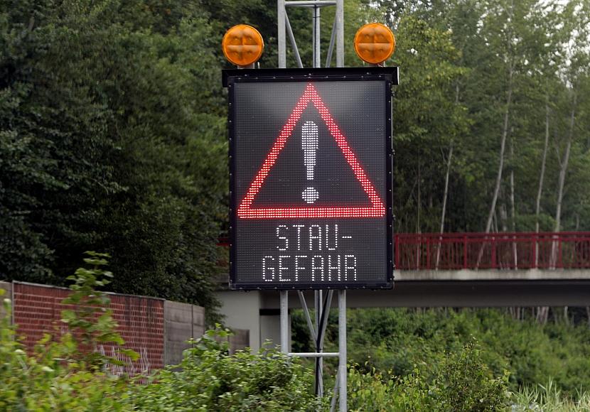 Autofahrer standen länger - trotz weniger Staus