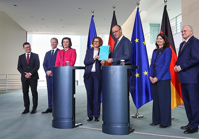 EFI-Gutachten: Expertenkommission übergibt Empfehlungen an Kanzler