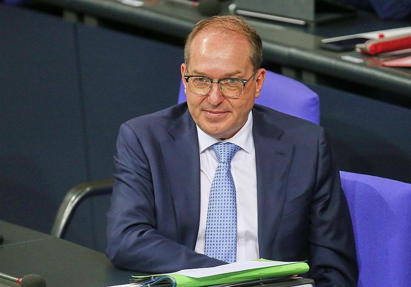 Scharfe Kritik aus SPD an Dobrindt im Streit um Integrationskurse