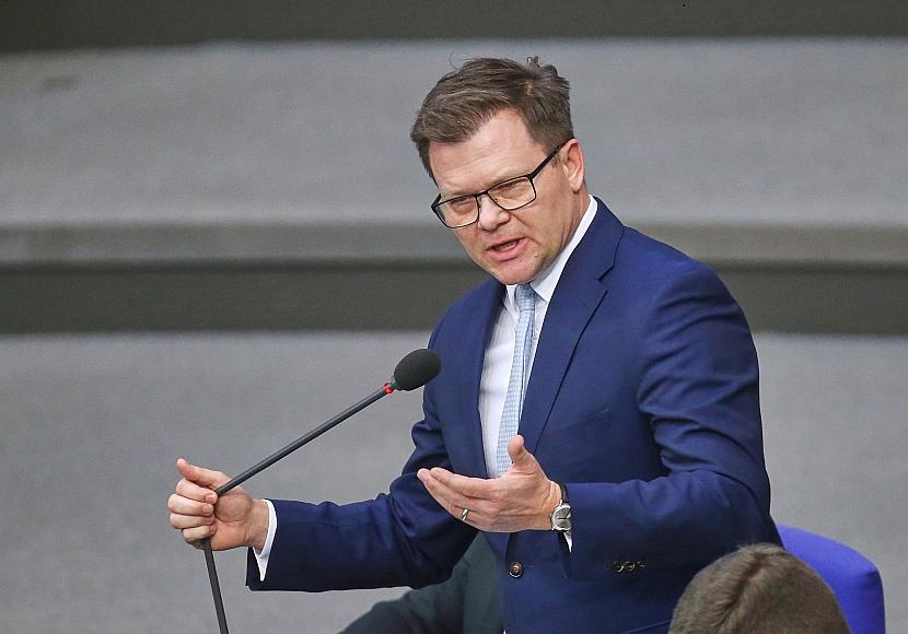 Umweltminister drängt auf Unabhängigkeit von fossilen Energien