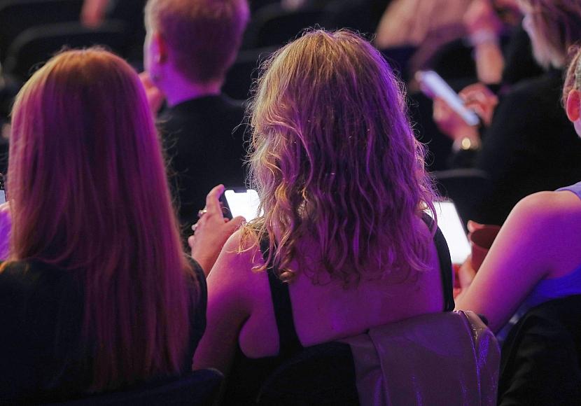 Deutsche verbringen immer mehr Zeit an ihren Smartphones