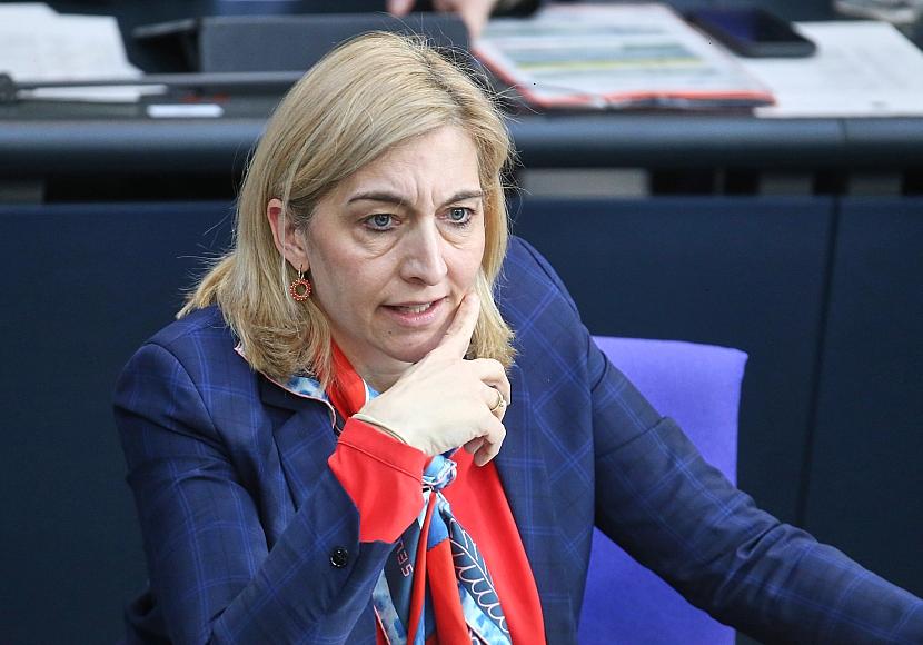 Warken fordert in Debatte um Deepfakes schnelle Maßnahmen