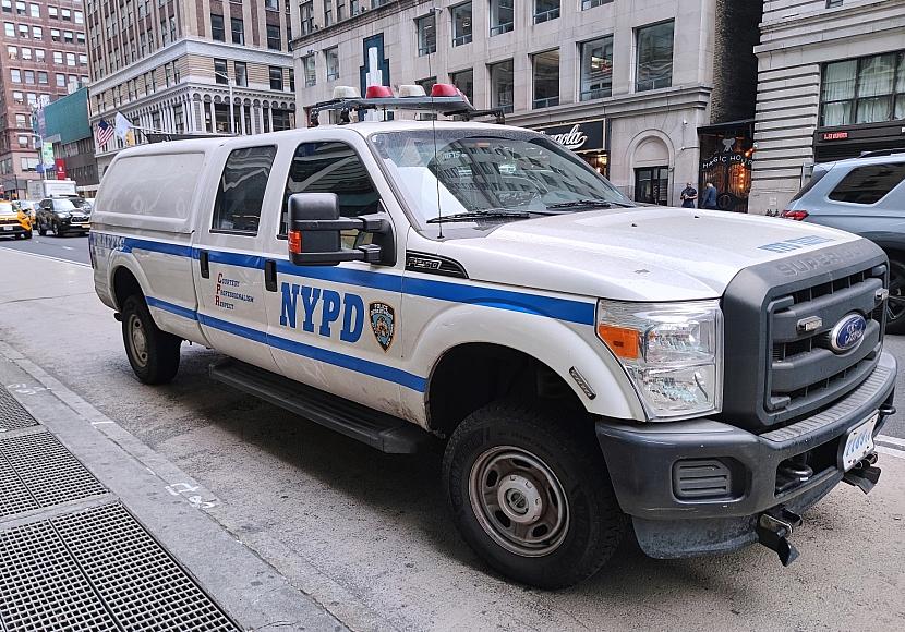 Flugzeug kollidiert auf New Yorker Flughafen mit Feuerwehrfahrzeug