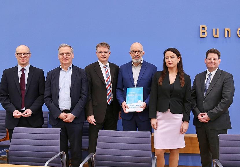 Wirtschaftsinstitute halbieren Konjunkturprognose