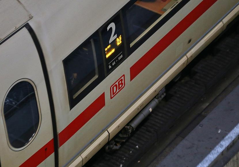 Vermummter Mann mit Messer in ICE festgenommen