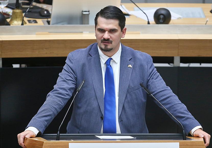 AfD-Politiker Vallendar bei Infostand ins Gesicht geschlagen