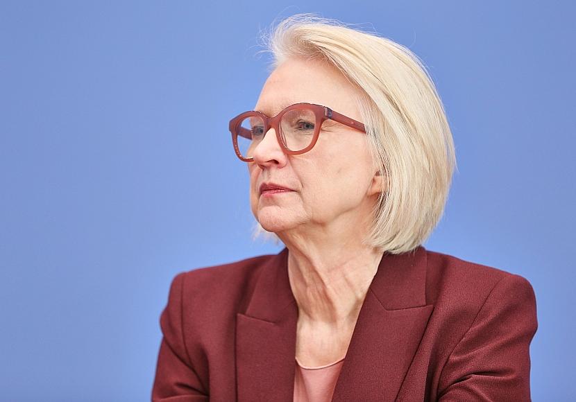 Schnitzer rechnet mit niedrigeren Spritpreisen in einigen Tagen