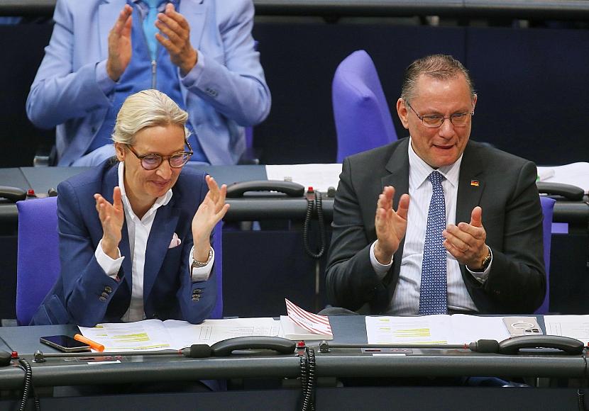 Forsa: AfD weiter vorn - Merz-Zufriedenheit verharrt auf Tiefstand
