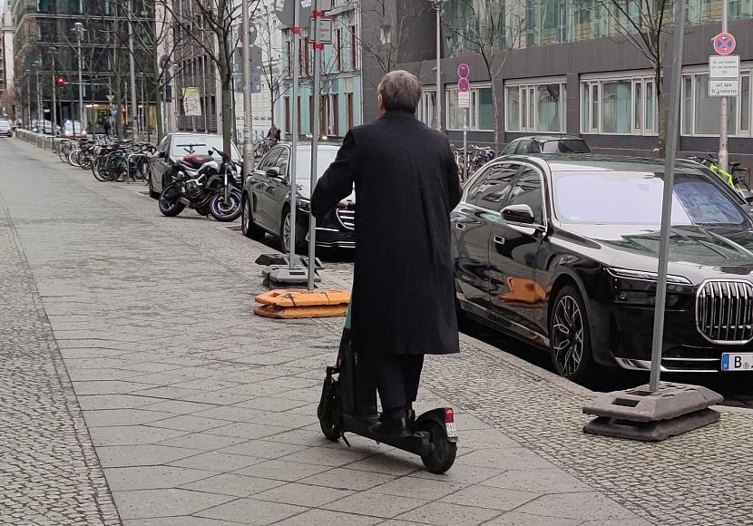 Armin Laschet bei E-Scooter-Unfall verletzt