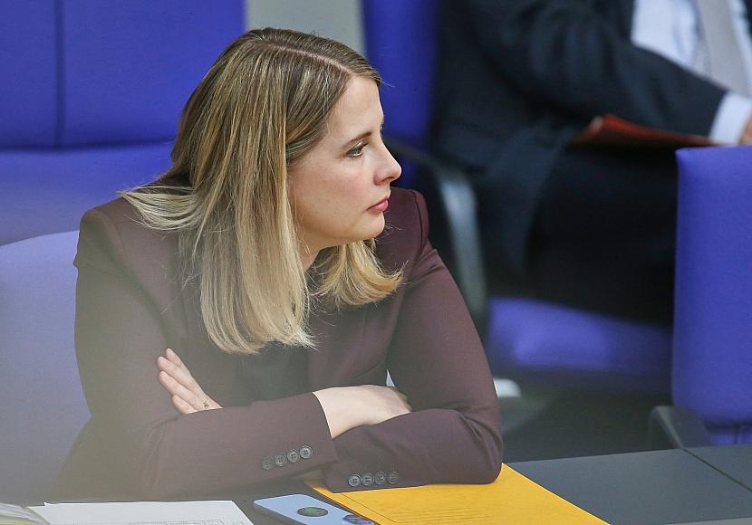 Bericht: Prien und Hubertz von Signal-Attacke betroffen