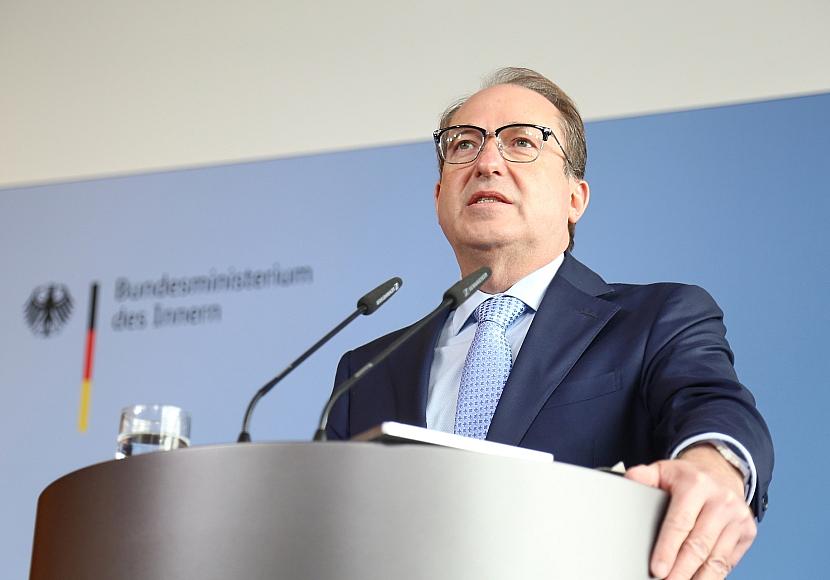 Dobrindt sieht neue digitale Befugnisse als 