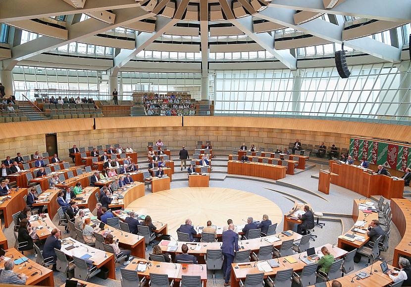 NRW-Landesregierung beantwortet Anfragen aus Landtag oft zu spät