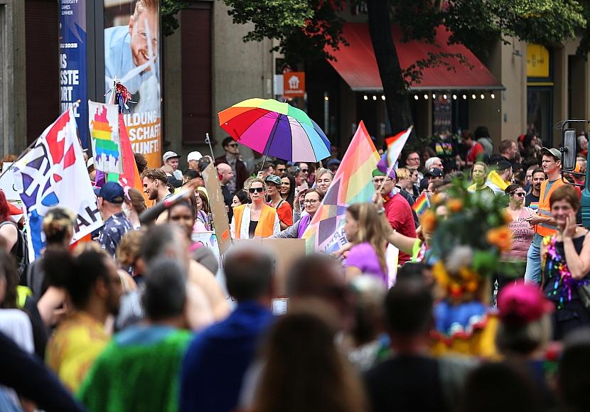 Linke fordert besseren Schutz queerer Menschen