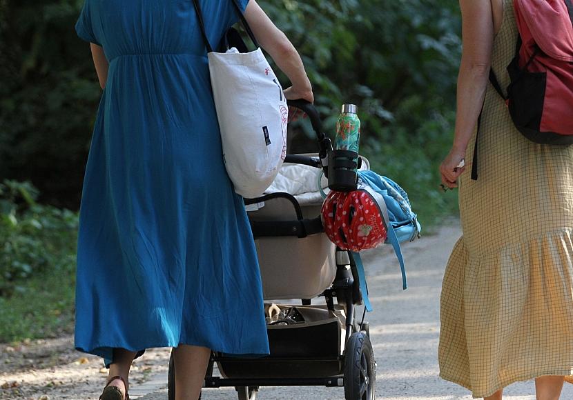 Prien verteidigt Einschnitte beim Elterngeld