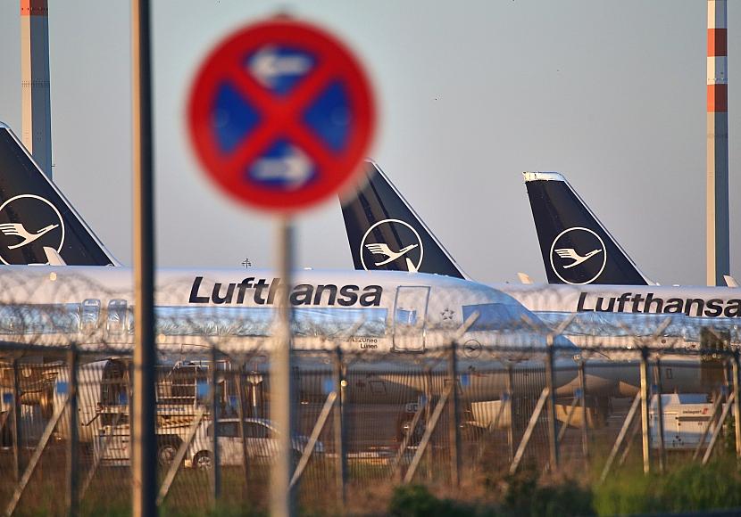 Lufthansa-Maschine fällt am Frankfurter Flughafen auf die Nase