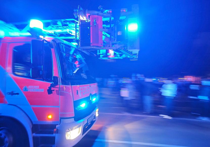 Güterzug fällt in München von Brücke