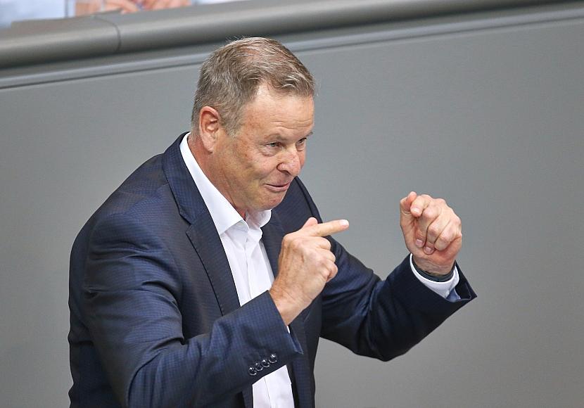 Linke wirft Merz nach WM-Post Realitätsverlust vor
