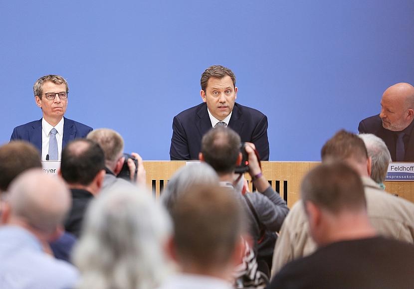 Klingbeil verteidigt Neuverschuldung mit Bundeswehr-Ausgaben