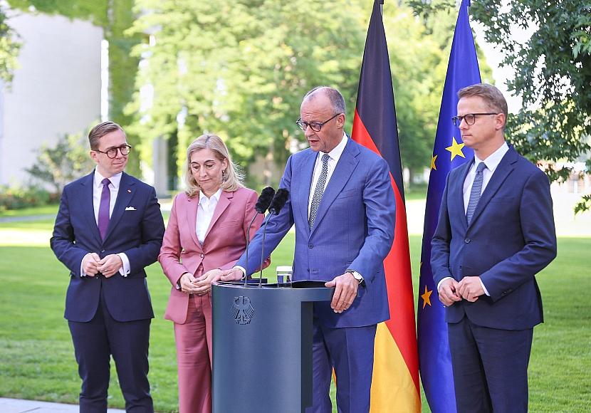 Opposition attackiert Merz für Kabinettsumbau