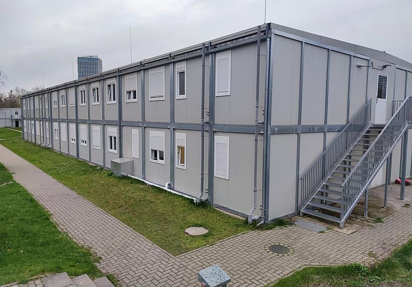 Zahl der Asylanträge im Juli nahezu halbiert