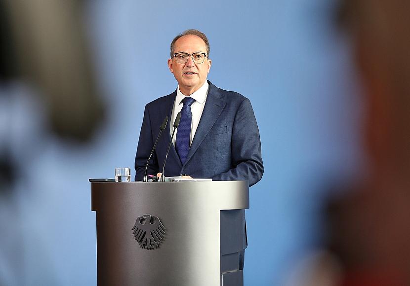 Dobrindt bestätigt Waffenfund - Ausländische Geheimdienste helfen