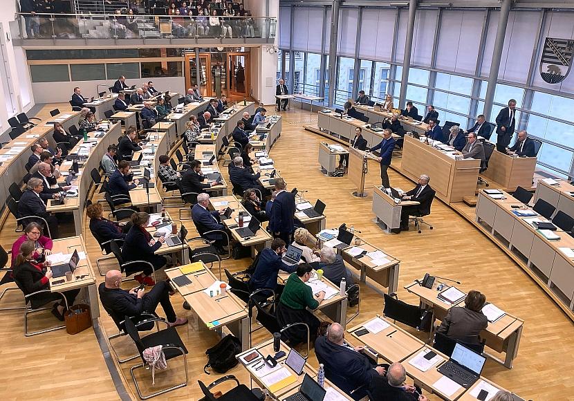 Frauenanteil in Länderparlamenten steigt nur leicht