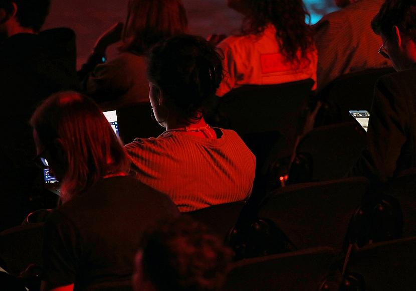 Reichinnek lehnt Social-Media-Verbot bis 13 Jahre ab